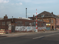 820121 Gezicht op de gebouwen van de voormalige Bakkerij de Raad aan de Draaiweg bij de David van Mollembrug te ...